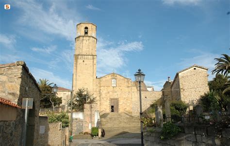 Facciata e campanile della Chiesa di San Michele Arcangelo a Collinas