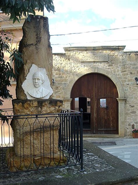 Monumento dedicato a Giovanni Battista Tuveri a Collinas