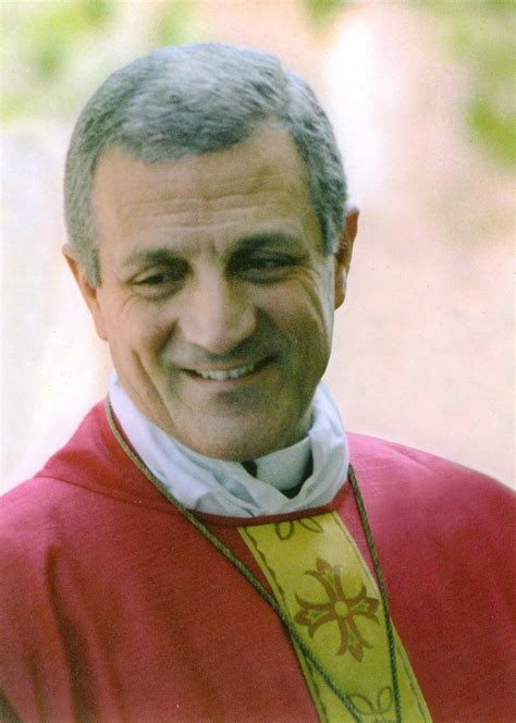 Ritratto di Don Tonino Bello con un grembiule