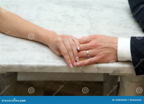 Coppia che si tiene per mano in un contesto di preparazione al matrimonio