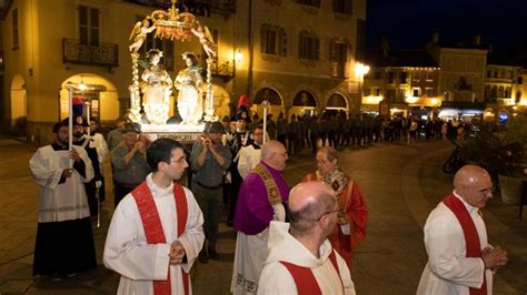 Foto dei festeggiamenti dei Santi Patroni di Brindisi, con don Mimmo Roma e le autorità civili