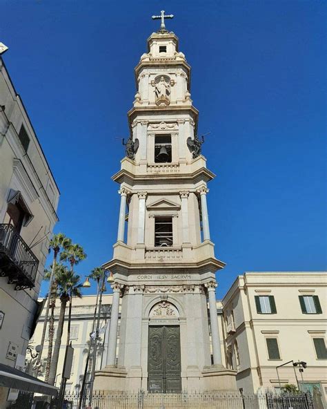 fotografia del campanile angioino del santuario