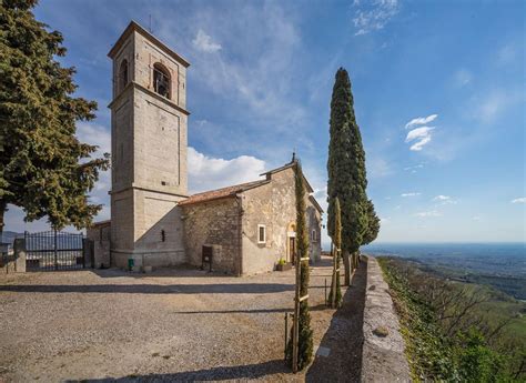 Foto panoramica della nuova chiesa parrocchiale di Marano di Valpolicella con la vecchia chiesa sullo sfondo