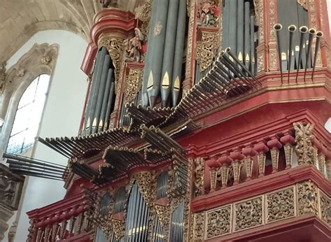Foto ravvicinata dell'organo a canne all'interno della chiesa parrocchiale di Marano di Valpolicella