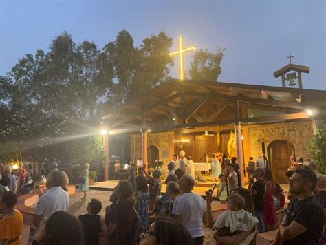 Foto di un offertorio durante la celebrazione eucaristica in un villaggio della Costa d'Avorio