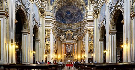 Interno della Chiesa di Santa Maria Nuova, con le navate e gli affreschi visibili