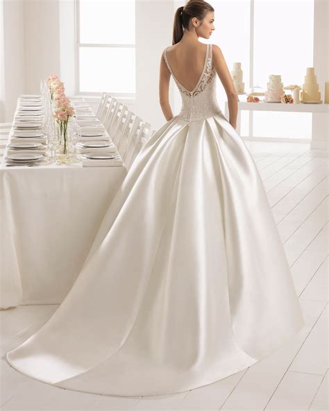 Abito da sposa elegante appeso, con luce soffusa