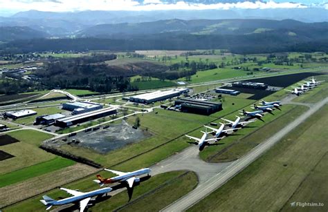 Foto panoramica dell'esterno dell'Aeroporto di Tarbes-Lourdes-Pyrénées