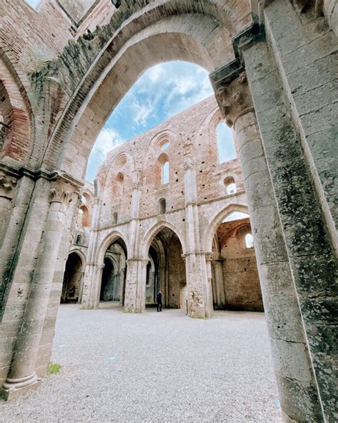 Vista esterna dell'Abbazia di San Lorenzo in Campo, evidenziando l'architettura romanico-gotica.