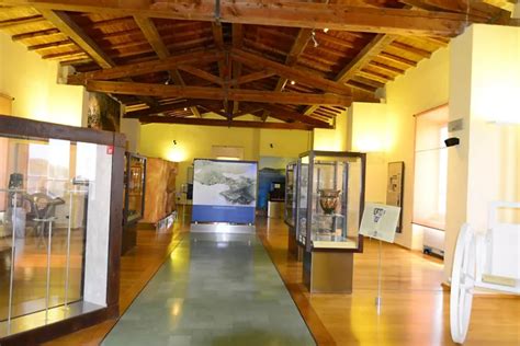 Interno del Museo Archeologico del Territorio di Suasa, con reperti che illustrano la storia della Valcesano.