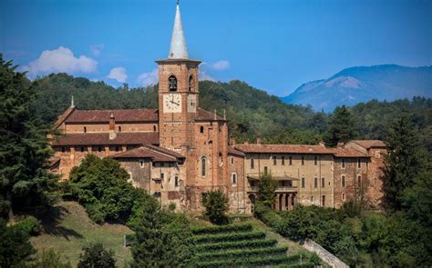 Vista della Collegiata di Castiglione Olona, con il suo campanile.