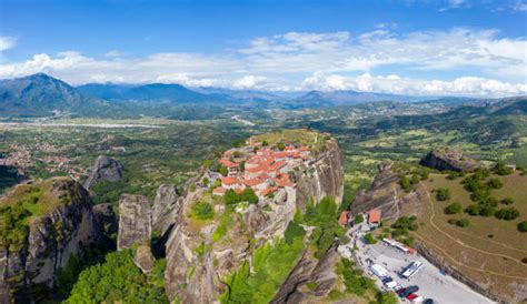 Panorama dei monasteri delle Meteore in Grecia all'alba
