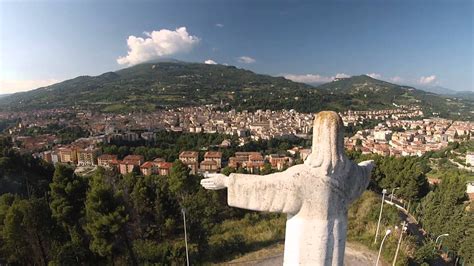 Foto panoramica del Cristo Redentore di Ascoli Piceno con la città sullo sfondo