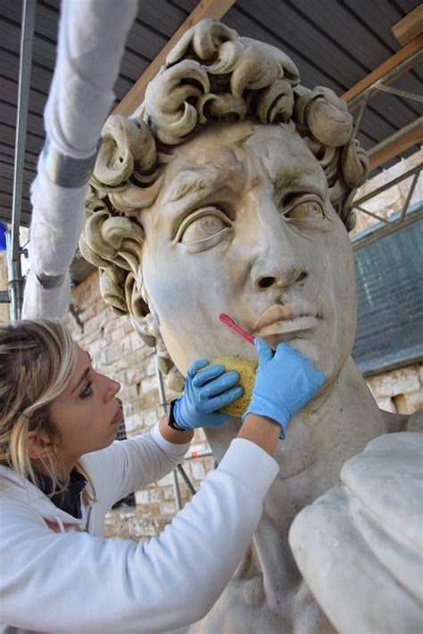 Processo di restauro di una statua lignea