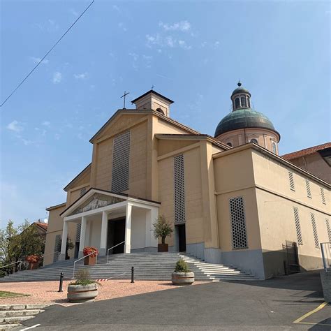 Vista esterna della Parrocchia di Santo Stefano a Fino Mornasco, con facciata moderna, piazza e i monumenti