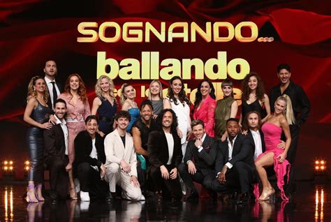 Tavola rotonda con i giudici di Ballando con le Stelle durante una puntata