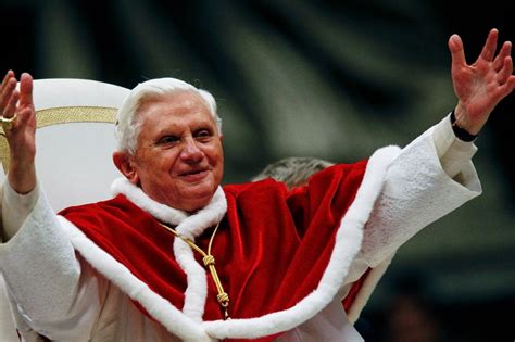 Foto di Papa Benedetto XVI in un momento di riflessione, evocando le sfide interne e le complessità della Chiesa.