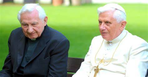 Benedetto XVI in visita al fratello Georg a Ratisbona nel 2020