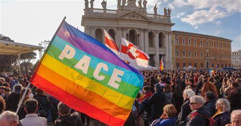 Manifestazione o persone in preghiera per la pace con candele