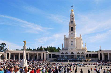 Santuario di Fátima con la piazza e la cappella delle apparizioni