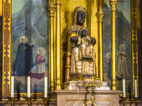 Illustrazione di una Madonna Nera iconica