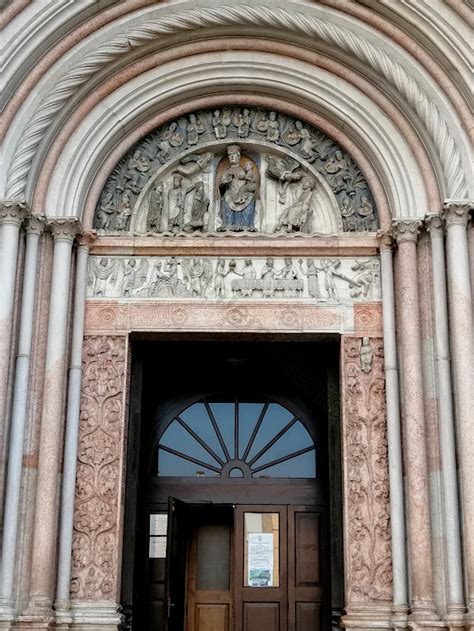 Dettaglio del portale monumentale e della facciata della Chiesa Gesù Redentore