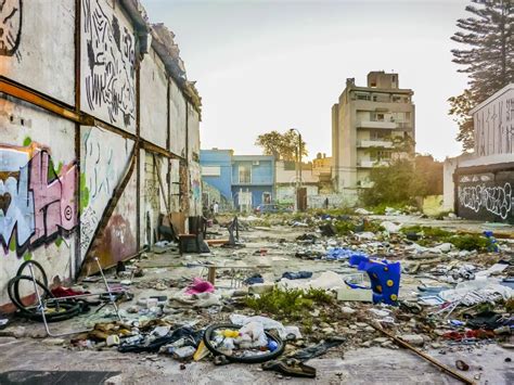 Immagine evocativa di degrado urbano o solitudine