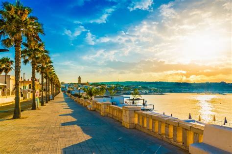 Panoramica serale del lungomare di Santa Maria di Leuca illuminato