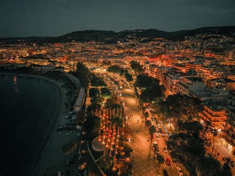 Vista notturna della discoteca Gibò illuminata sulla scogliera