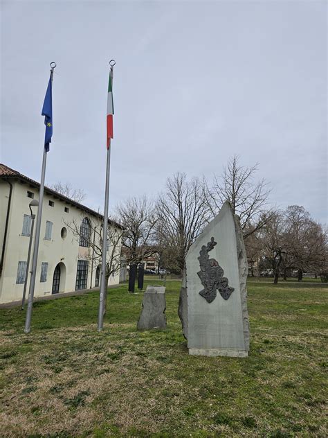 Foto storica dei partigiani o del monumento all'eccidio di Montemaggio
