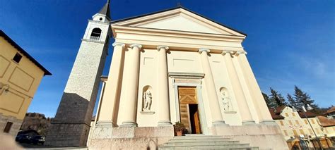 Veduta esterna della Parrocchia di San Cristoforo a Tonezza del Cimone, con dettagli architettonici