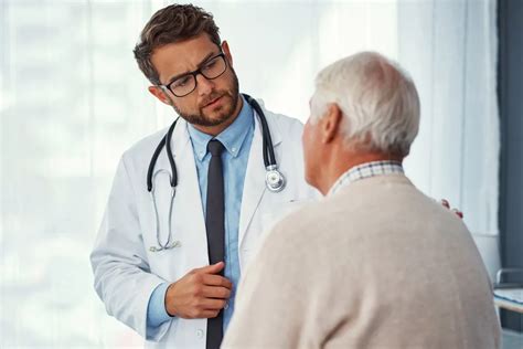 Foto di un medico che visita un paziente