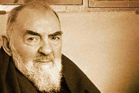 Ritratto di San Padre Pio in abito cappuccino