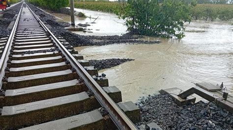 Immagine di binari ferroviari allagati o danneggiati da maltempo