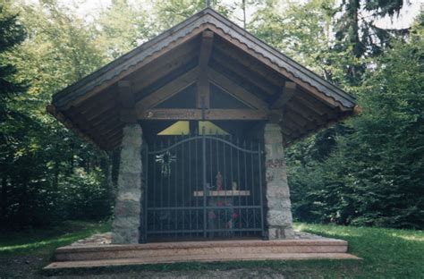 La chiesetta alpina al “Spiaz del Pióf” di Molveno