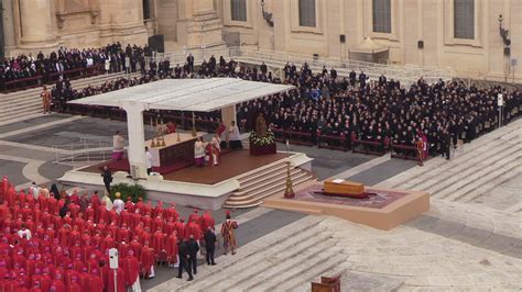 Foto di Papa Francesco che presiede i funerali di Benedetto XVI, con il Cardinale Re all'altare