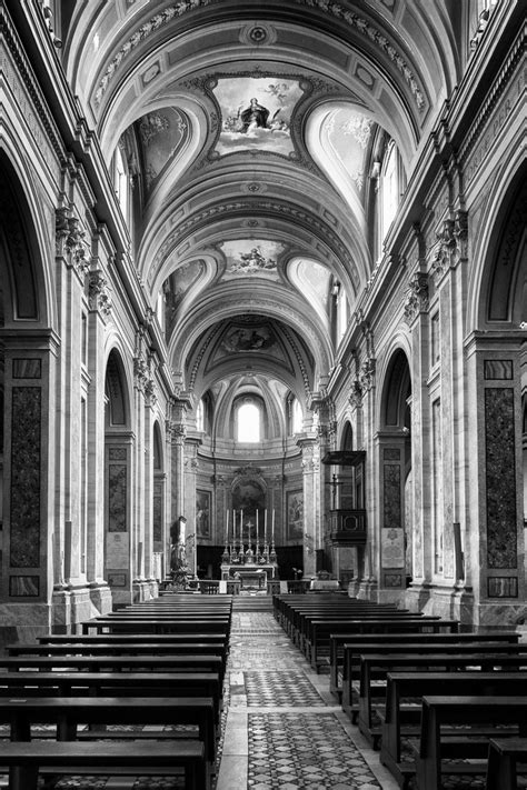 Esterno della Concattedrale di Santa Maria Assunta a Sutri, mostrando il campanile medievale e la facciata settecentesca