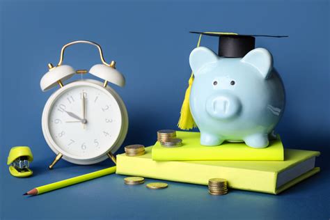 Tasse universitarie e borse di studio: illustrazione con studente e documenti finanziari