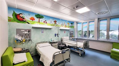Foto interna del nuovo reparto di traumatologia pediatrica al Bambino Gesù, con letti e apparecchiature moderne