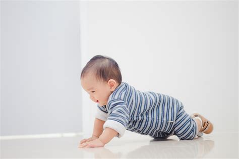Foto di un bambino durante una seduta di riabilitazione motoria in un ambiente pediatrico