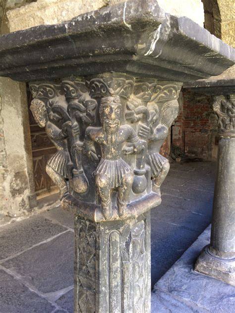 Dettaglio scultoreo di un capitello del chiostro di Moissac