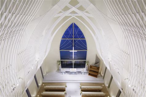 Interno di una chiesa moderna con tabernacolo in una cappella laterale per l'adorazione privata