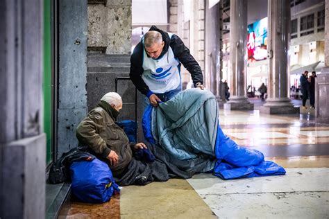 foto di persone impegnate in attività di solidarietà e aiuto ai poveri