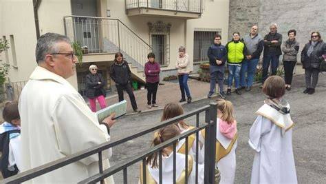 Foto di Don Andrea Cusini al suo arrivo a Grosotto