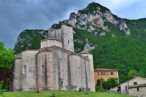 Veduta esterna dell'Abbazia di San Vittore alle Chiuse che ne evidenzia l'aspetto massiccio e la posizione isolata
