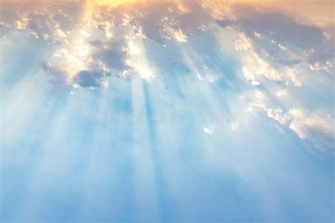 Un'immagine di un'ancora che affonda in acque calme, con un raggio di luce che filtra dall'alto, simboleggiando la speranza cristiana.