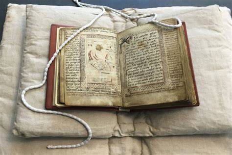 Manoscritto antico del Vangelo di Marco, evidenziando il primo versetto