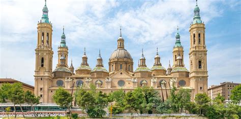 Veduta esterna della Basilica di Nostra Signora del Pilar con le sue cupole e torri
