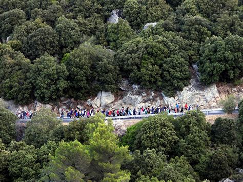 Pellegrinaggio di fedeli verso il Monte Ortobene durante la Festa del Redentore a Nuoro