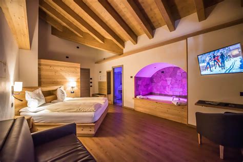 illustrazione di un angelo in una stanza d'albergo con una televisione, mentre un uomo scrive freneticamente